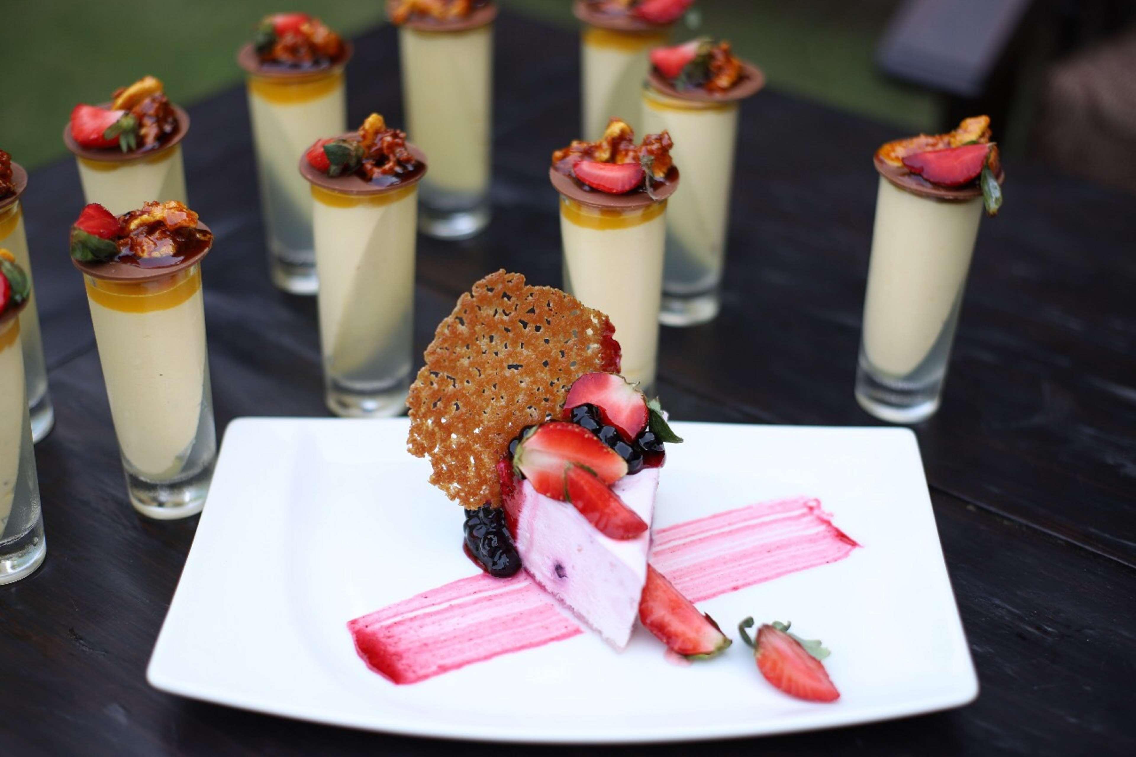 힐튼 뭄바이 인터내셔널 에어포트 호텔 외부 사진 A dessert prepared by the Culinary Institute of Virginia