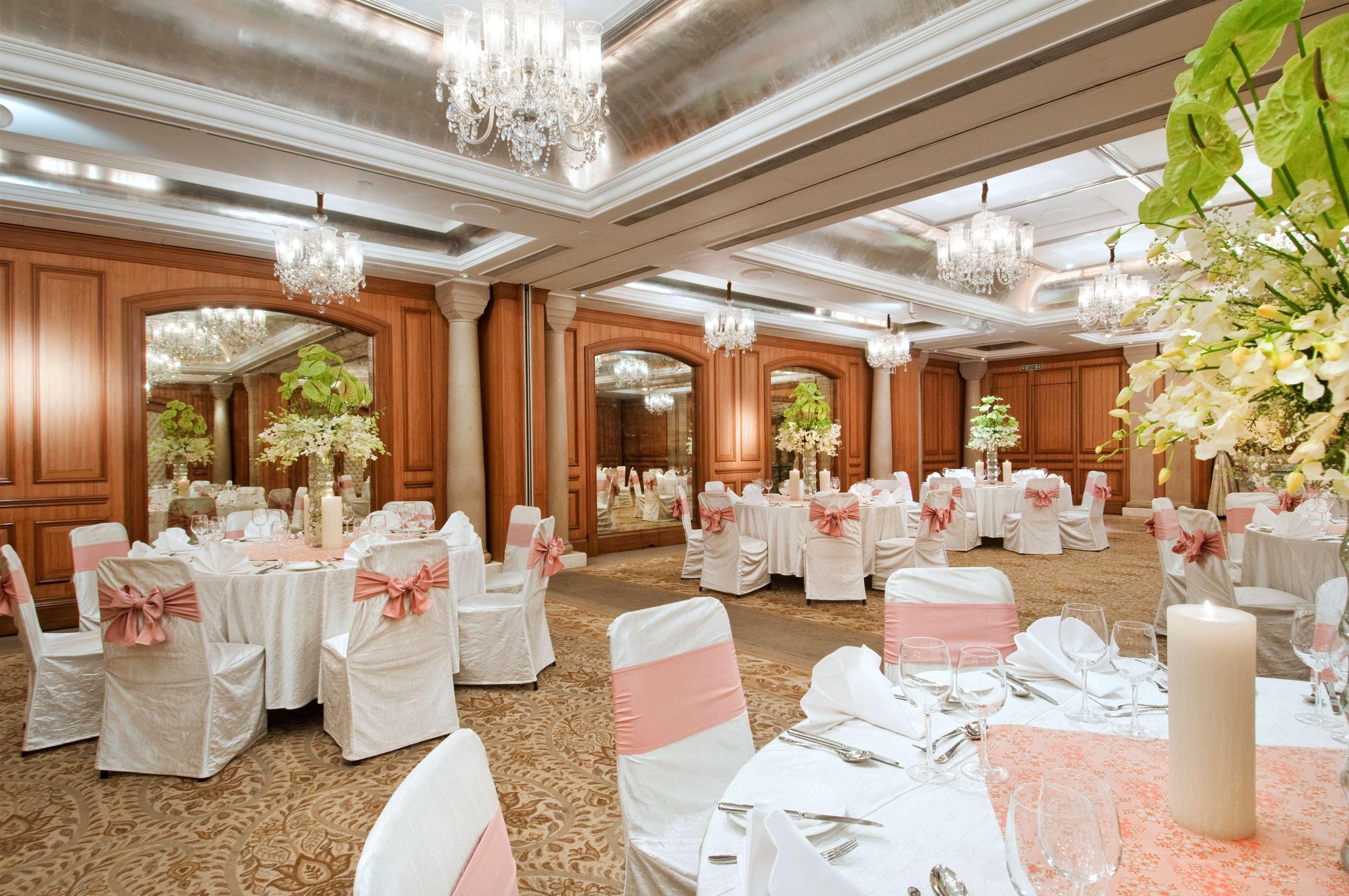 힐튼 뭄바이 인터내셔널 에어포트 호텔 레스토랑 사진 The ballroom at the Mandarin Oriental, Kuala Lumpur
