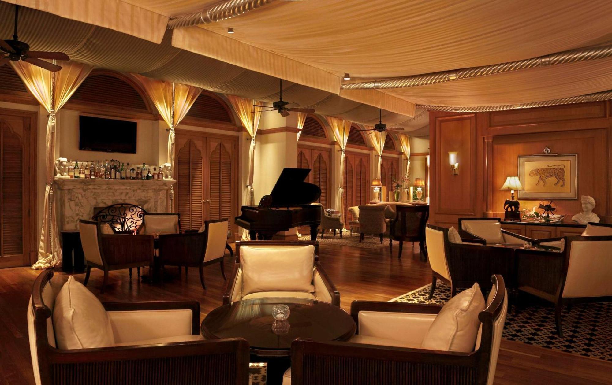 힐튼 뭄바이 인터내셔널 에어포트 호텔 외부 사진 The piano bar at the Taj Mahal Palace