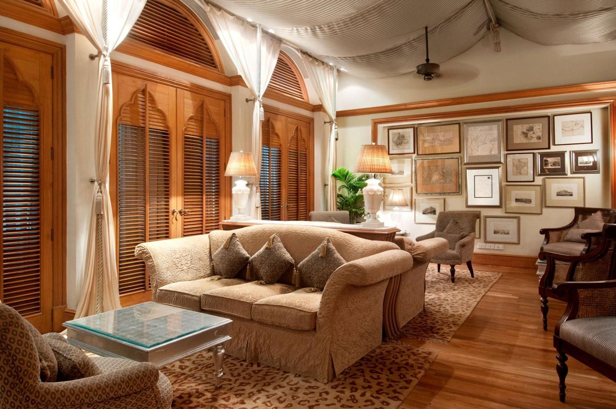 힐튼 뭄바이 인터내셔널 에어포트 호텔 외부 사진 The living room of a suite at the Mandarin Oriental, Bangkok